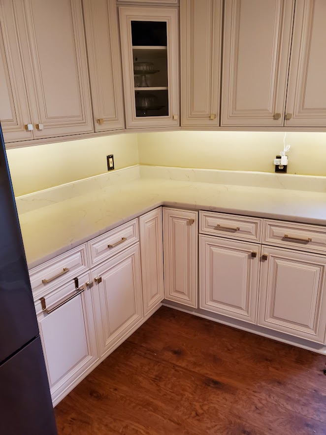 Charleston White Kitchen with Under Cabinet Lighting