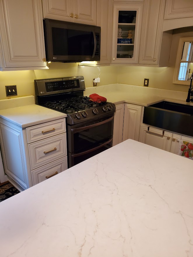 Charleston White Kitchen with Corner  Glass Doors