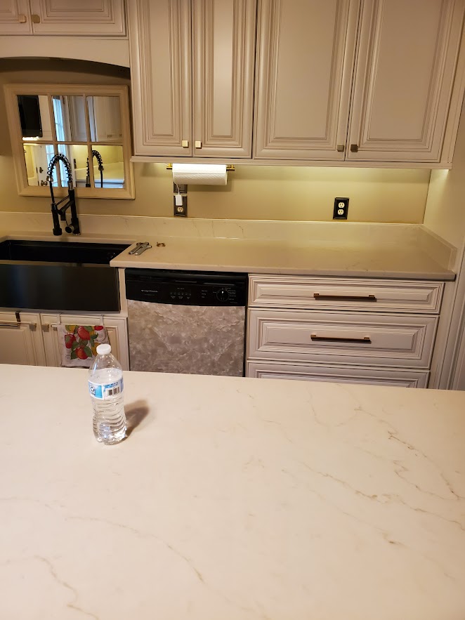 Charleston Antique White Kitchen with Island with Quartz Counertop